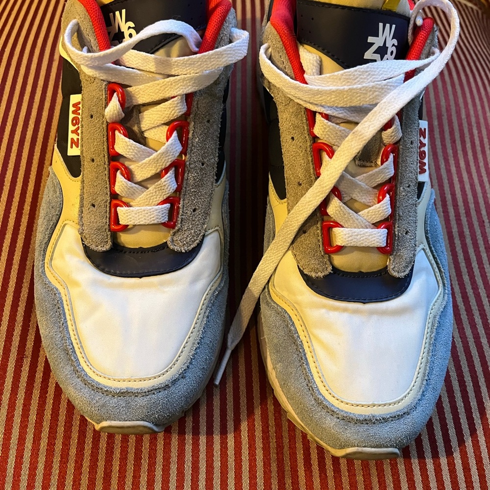 White and Blue Retro-Inspired Sneakers with Sporty Design